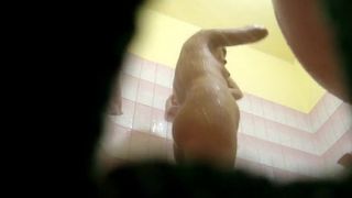 espiando ala prima en la ducha