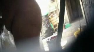 edpiando ala becina tras la  ventana