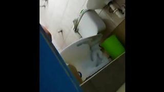 Sobrino Cacha A Su Tia Banandose