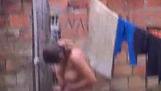 espiando a la becina rasurandose