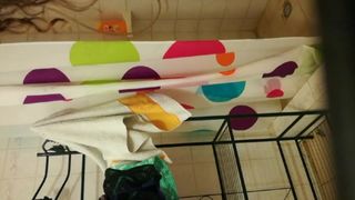 Espiando ala hermana Mayor en la ducha