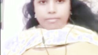 Desi Aunty big boobs show