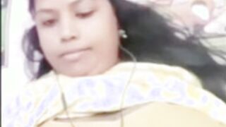 Desi Aunty big boobs show