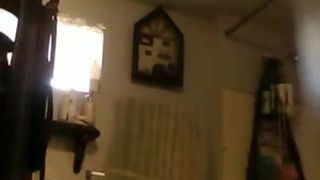 Espiandola en su havitacion