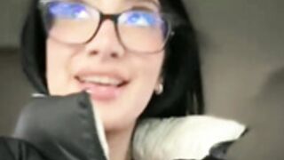My girlfriend blows the taxi driver