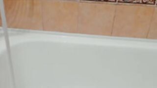 Girl_U_Never_Met – Bathtub show in a swimsuit