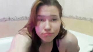 Girl_U_Never_Met – Bathtub show in a swimsuit