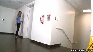 Babe handjob in elevator